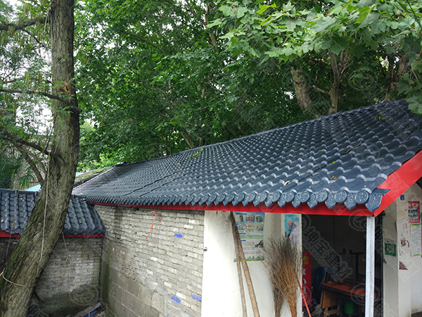 屋頂上的合成樹脂瓦為什么會有響聲？