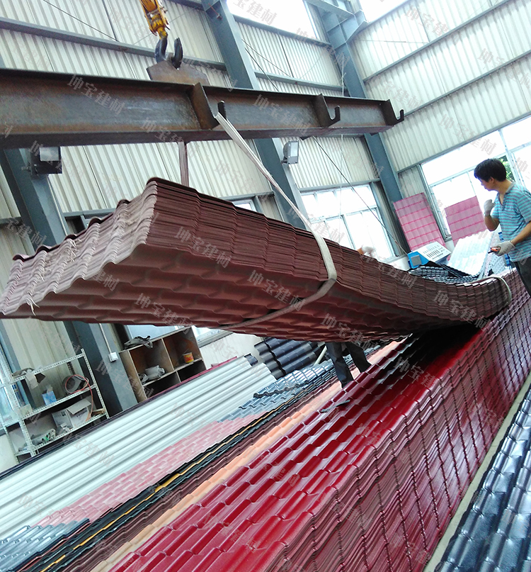 趕制出的樹(shù)脂瓦產(chǎn)品正在裝貨發(fā)往各地