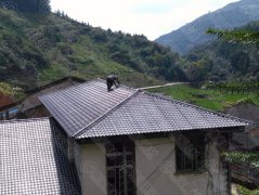 這個樹脂瓦安裝工不得了，安裝技術(shù)吊炸天！