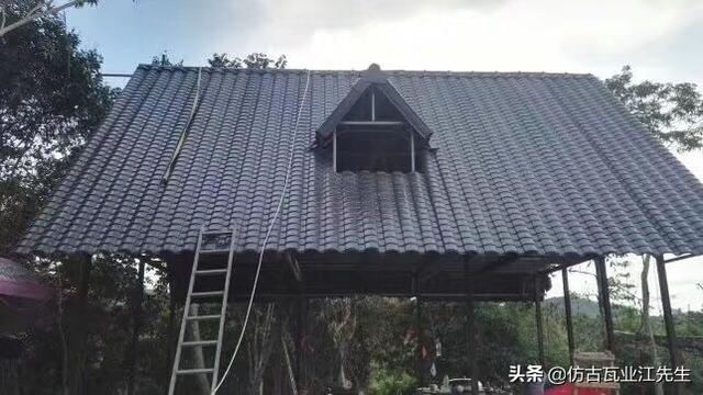 還在為舊房屋面翻新承重問(wèn)題考慮嗎？樹(shù)脂小青瓦幫你解決承重