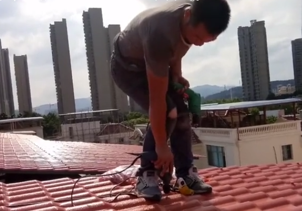 三層白底樹脂瓦安裝視頻！注意細(xì)節(jié)先擴(kuò)孔在打