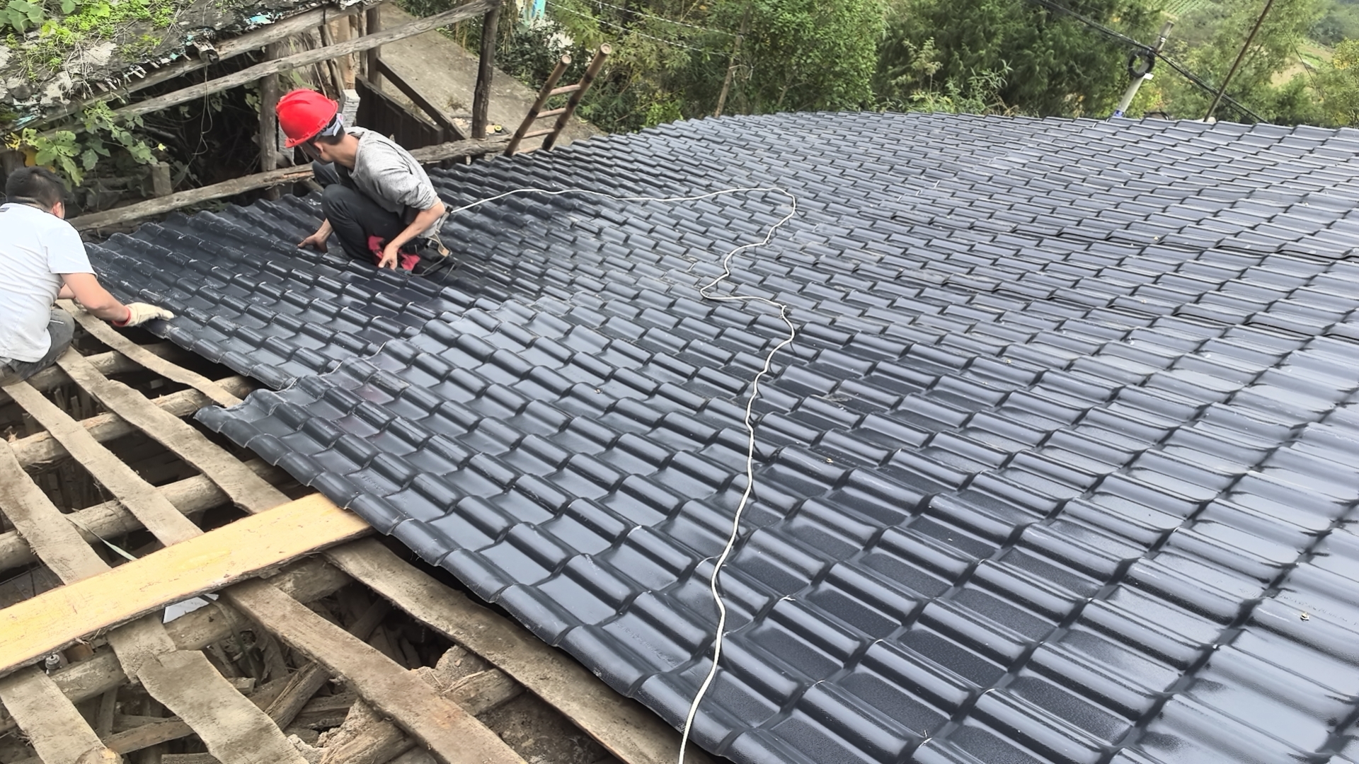 樹(shù)脂瓦施工全流程指南：從選材到驗(yàn)收，避開(kāi)90%的漏水隱患