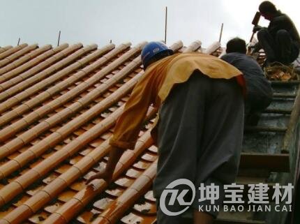 農(nóng)村屋頂蓋琉璃瓦的坡度多少？多少錢一塊？安裝步驟是什么？