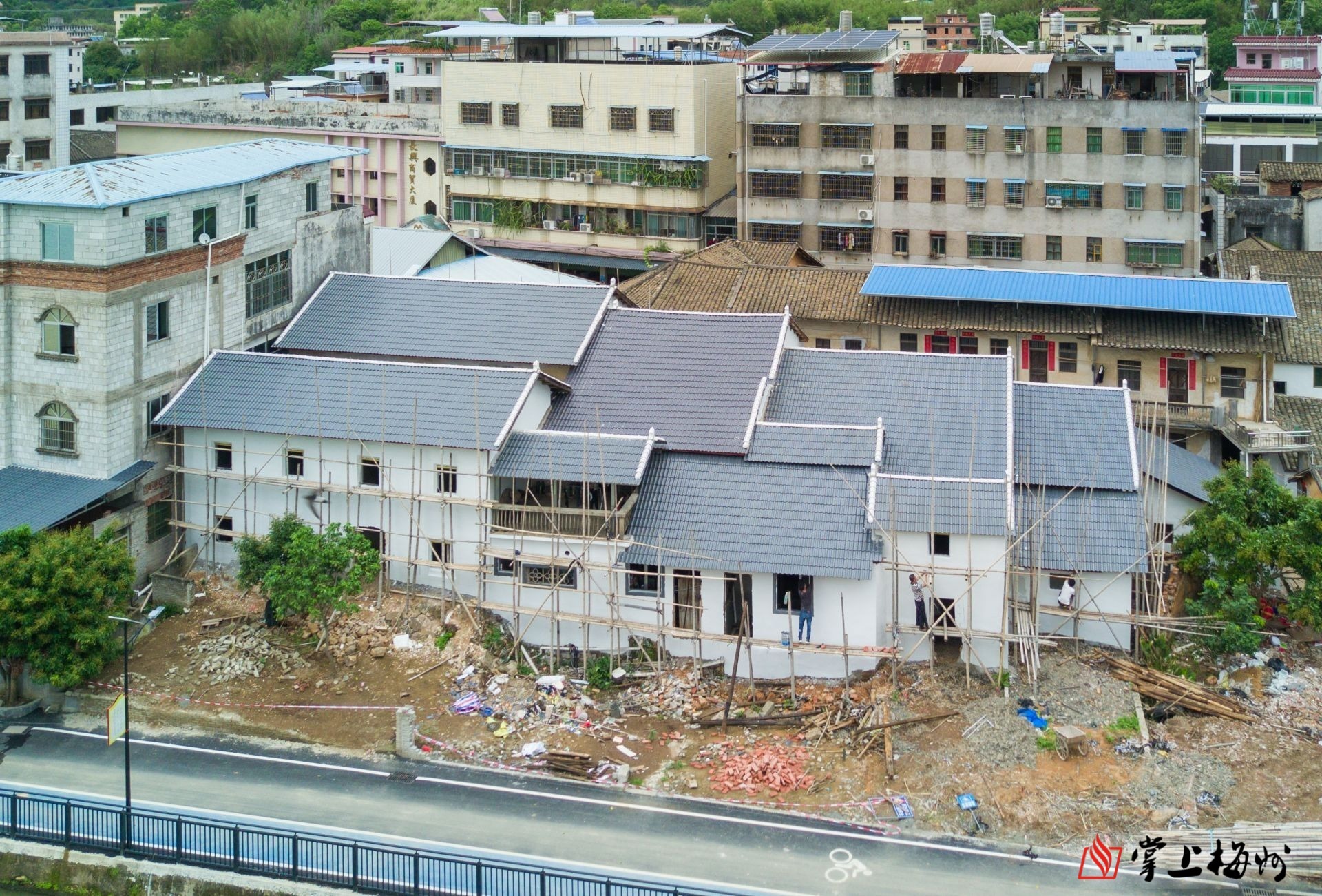 ↑村民將自家墻體粉刷一新，屋頂鐵皮瓦更換成樹脂瓦。（林翔 攝）